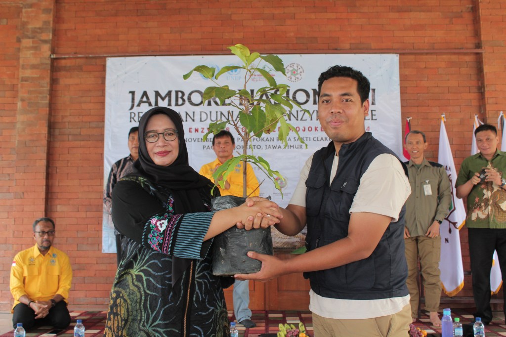 RDEE Menyerahkan 200 Bibit kepada Bimasakti&nbsp;Farm