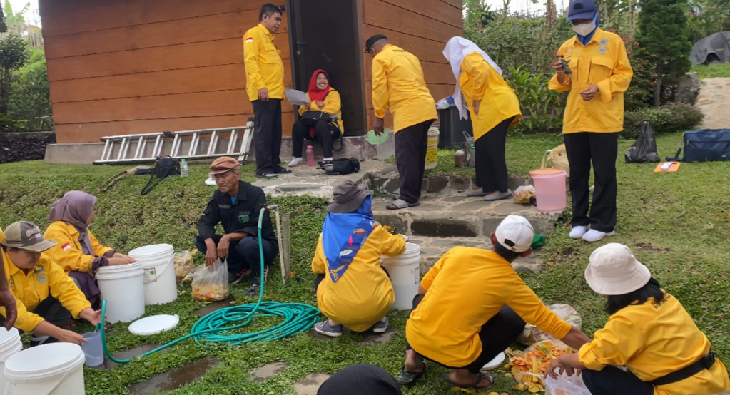 Praktek pembuatan Eco Enzyme secara mandiri