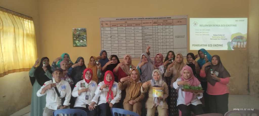Penyuluh Pertanian Lapangan (PPL) Dinas Pertanian Kabupaten Gresik dan Warga Edukasi Eco&nbsp;Enzyme