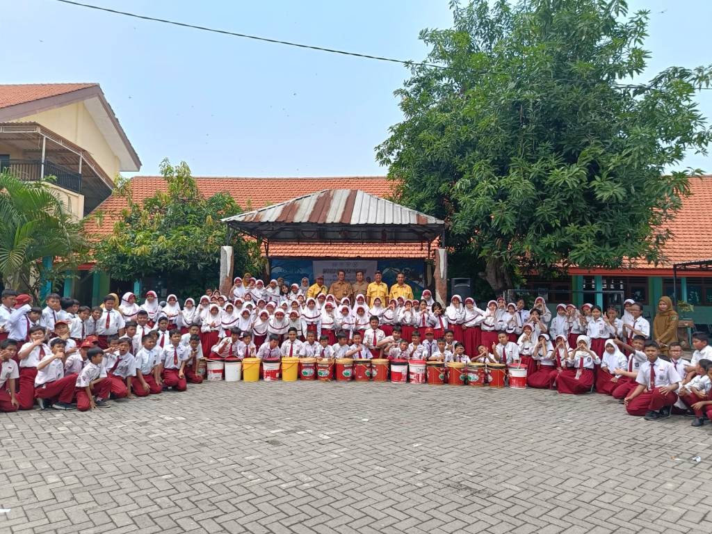 PERINGATI HARI BIO ENZYME DUNIA, SDN JIMBARAN BUAT RATUSAN LITER ECO ENZYME