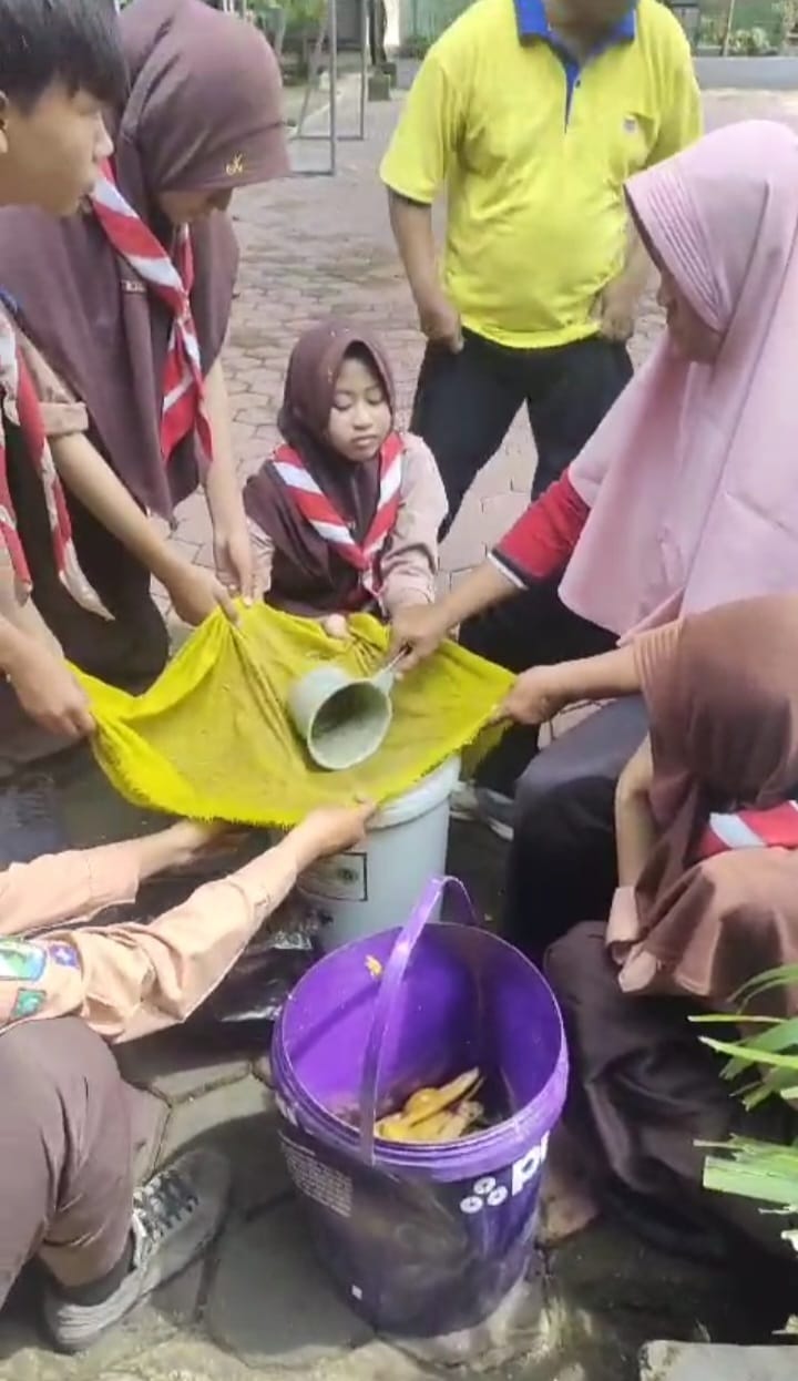 Penuh Suka Cita- SMP Negeri 2 Ngoro Panen Eco Enzyme