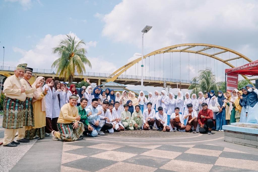 Rekor MURI Peserta Pembuatan Eco Enzyme, Ratusan Dosen dan Mahasiswa Panen dan Tuang Eco Enzyme ke Sungai Siak, Pekanbaru, Riau