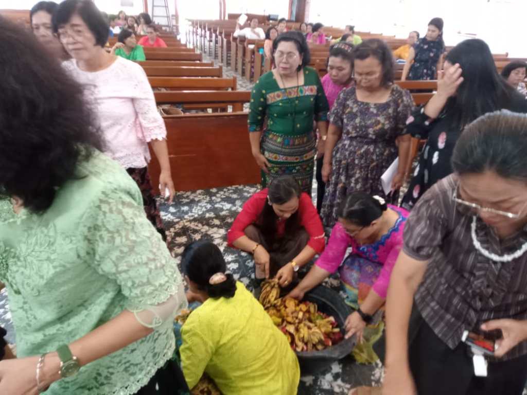 Relawan RDEE mengajak Moria GBKP membuat Eco Enzyme sebanyak 5 Wadah