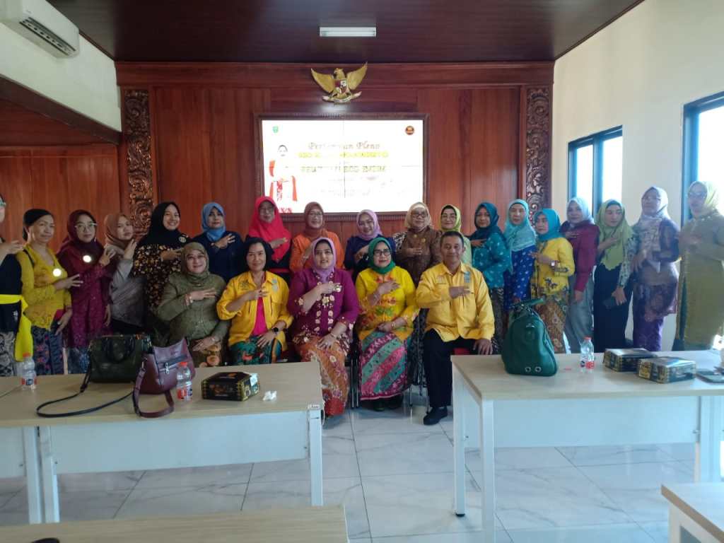 Pelatihan pembuatan Eco Enzyme Bersama Komunitas Kain Kebaya Indonesia Mojokerto: Puluhan Peserta Antusias Ikuti Praktek Langsung di Aula Gedung Sentra IKM Batik