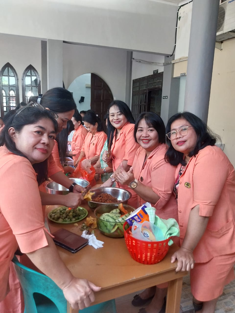 Sosialisasi dan Pembinaan Eco Enzyme: Ibu-Ibu Persekutuan Wanita Gereja Toraja Jemaat Bukit Tamalanrea Antusias Menjadi Pelopor Lingkungan Sehat
