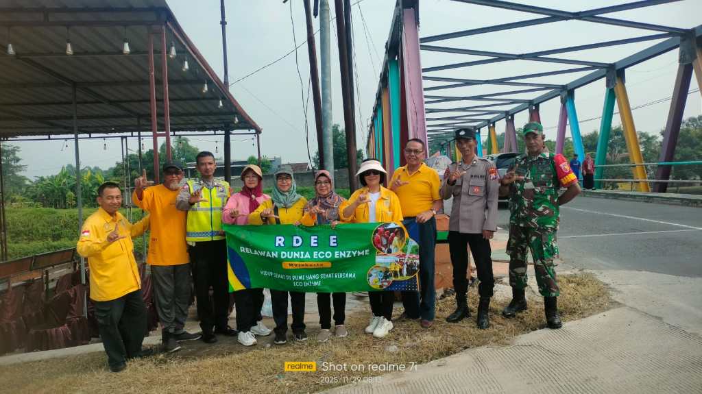 RDEE Mojokerto Tuang Eco Enzyme ke Sungai Sadar dalam Rangka&nbsp;HMPI