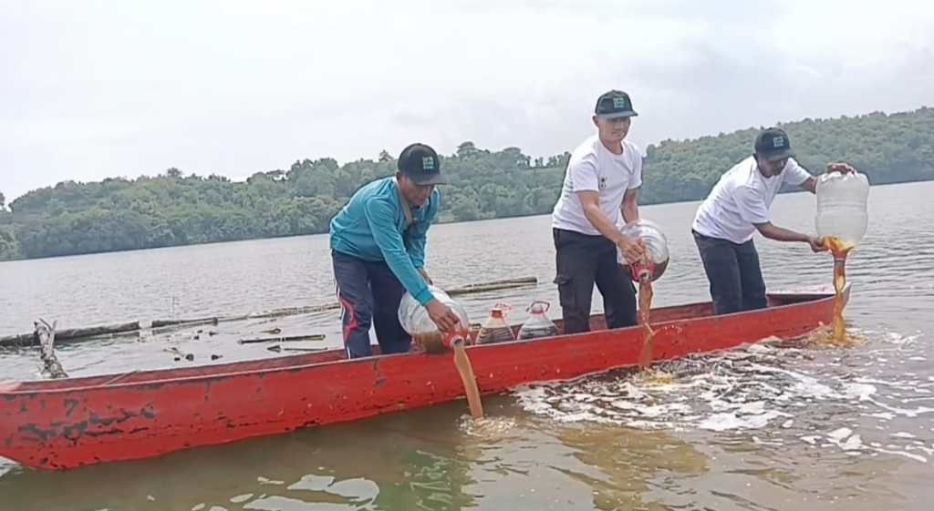 Tuang Eco Enzyme di Danau Ranu Grati: Langkah Nyata Menuju Perairan Sehat