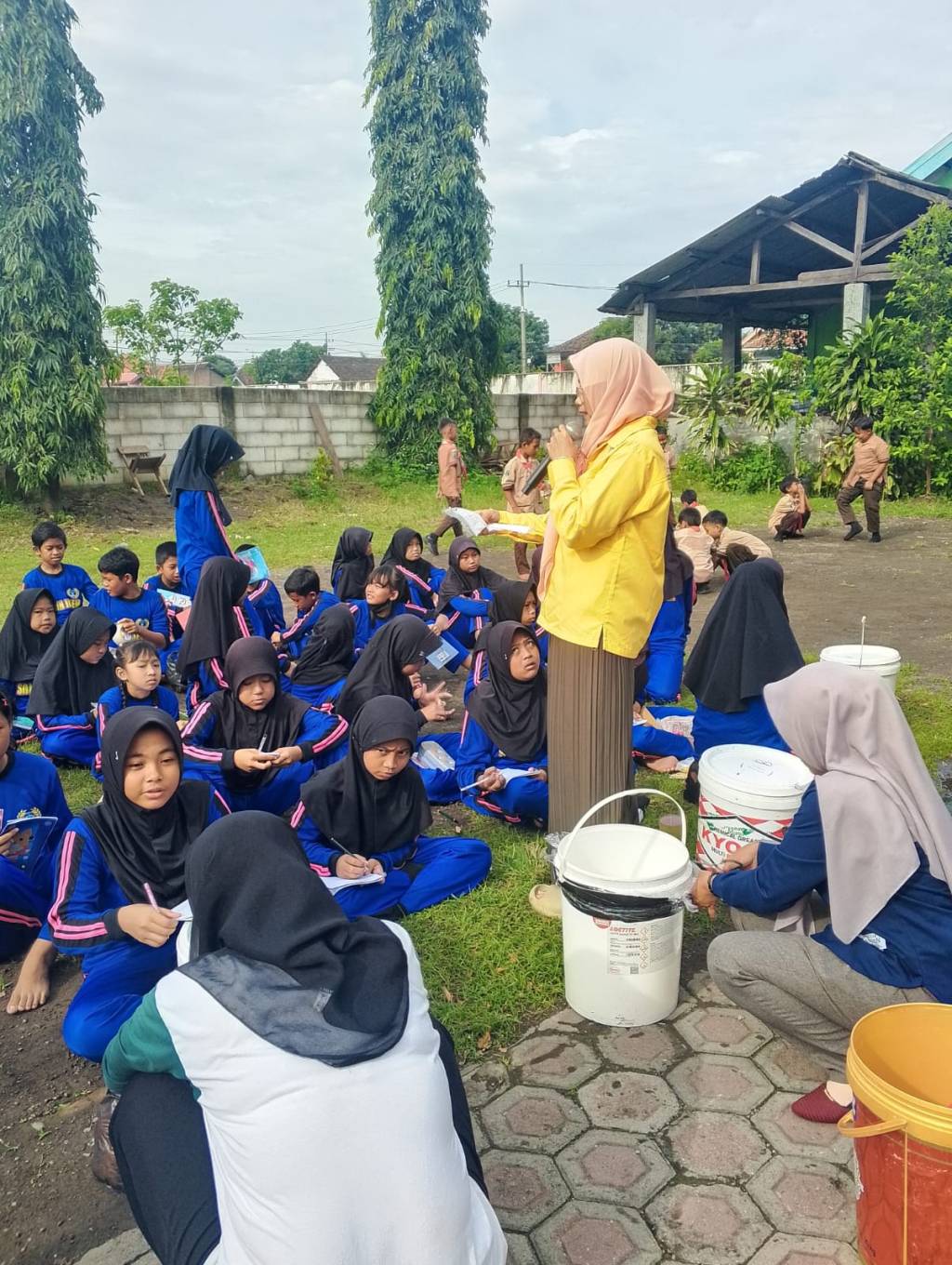 Kolaborasi Lintas Generasi: SDN Jasem Gelar Pembuatan Eco Enzim Bareng Paguyuban
