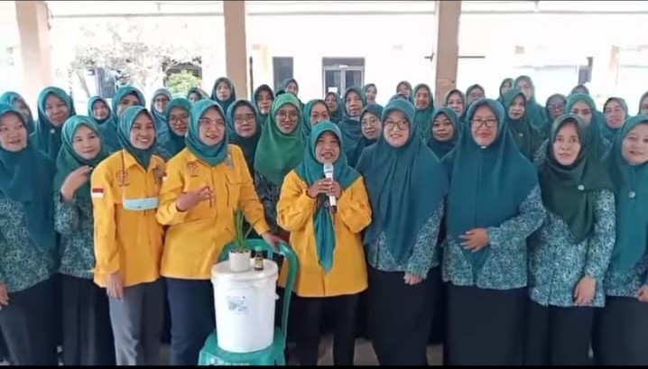 RDEE Gresik dan Bank Eco Enzyme Dorong Program PKK Randuagung: Satu RW Satu Bank Kompos