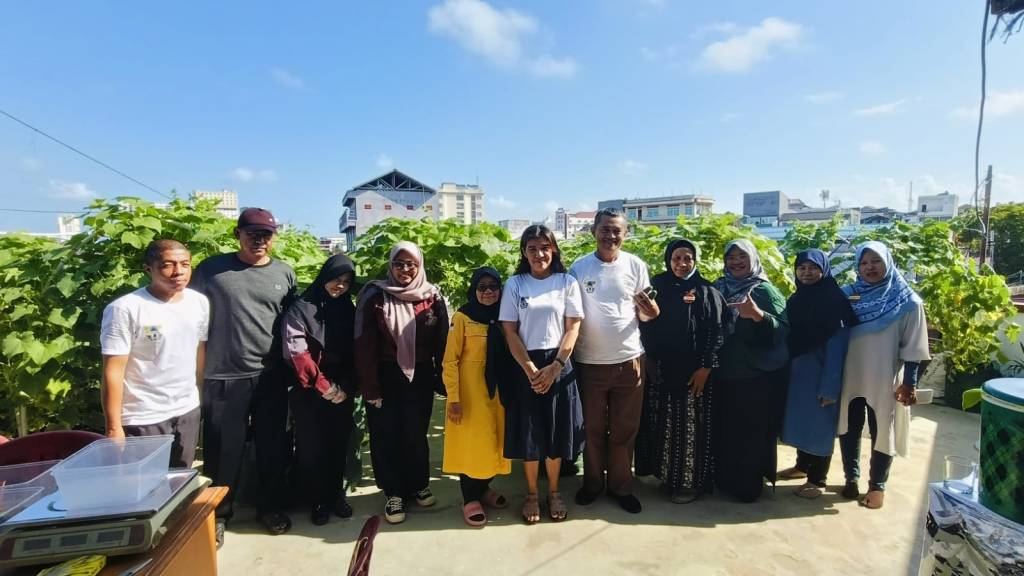 RDEE Balikpapan: Pengenalan Eco Enzyme, Praktek Pembuatan Cuka Salak & Cuka Nenas, serta Panen Timun Organik Rooftop